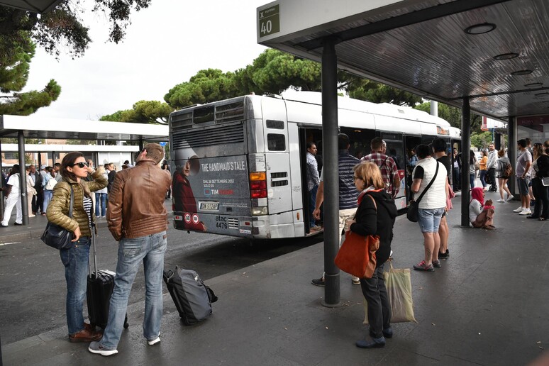 Autobus alla stazione  'Termini ' a Roma (archivio) - RIPRODUZIONE RISERVATA