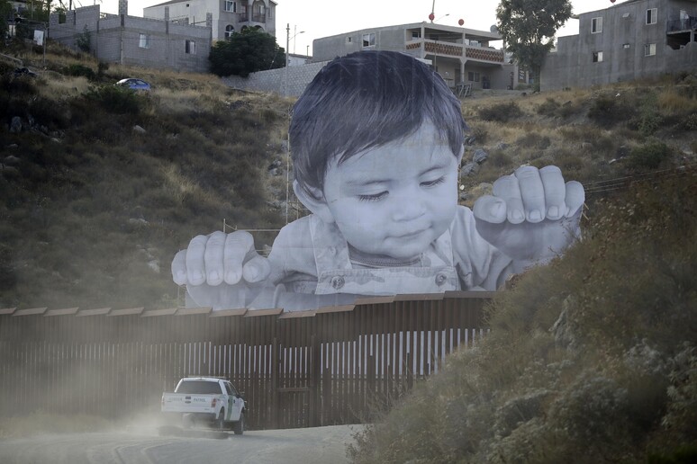 US-Mexico--Peering Toddler-Border Wall © ANSA/AP