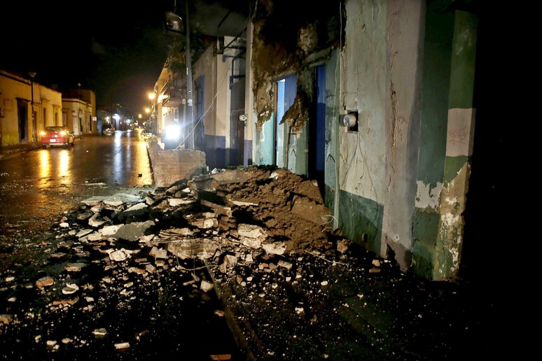 Earthquake of magnitude 8 on the Richter scale shakes Mexico © ANSA/EPA