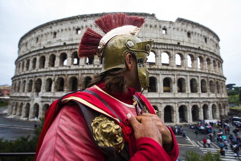 Un centurione nei pressi del Colosseo - RIPRODUZIONE RISERVATA
