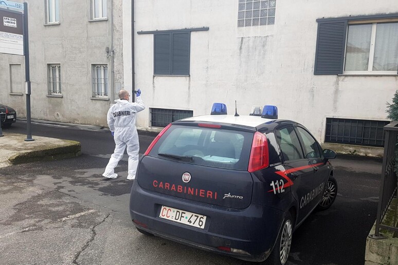 Carabinieri della scientifica compiono rilievi all 'esterno dell 'abitazione di Sozzago in cui un uomo  di 46 anni ha massacrato di botte la compagna, di un anno pi giovane - RIPRODUZIONE RISERVATA