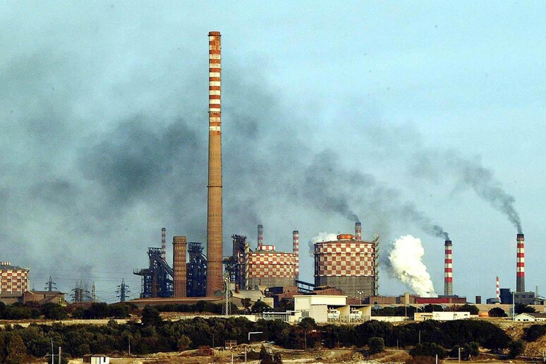 Lo stabilimento siderurgico Ilva di Taranto in una foto d 'archivio del 7 agosto 2012 - RIPRODUZIONE RISERVATA