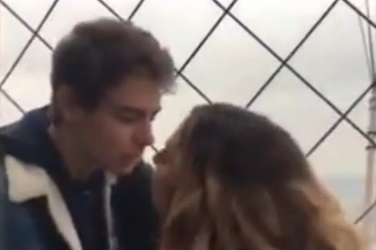 Un frame del video (da YouTube) del video del bacio sulla Torre Eiffel - RIPRODUZIONE RISERVATA