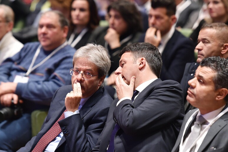 Matteo Renzi e Paolo Gentiloni in una foto d 'archivio - RIPRODUZIONE RISERVATA