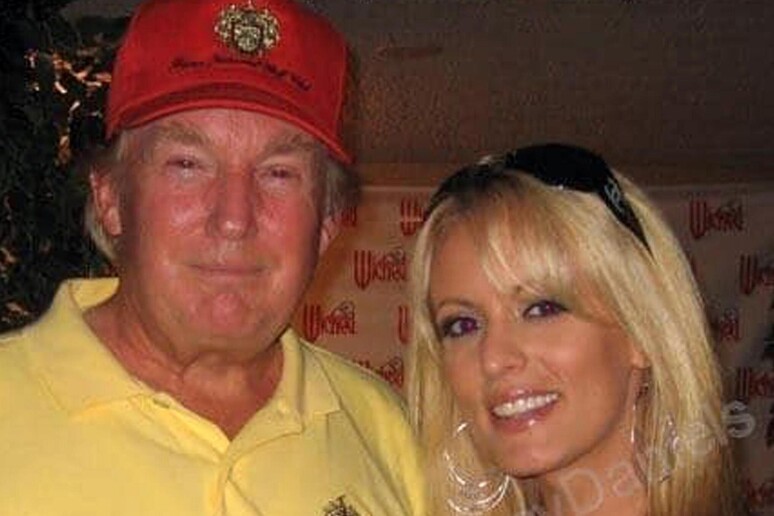 Stephanie Clifford con Donald Trump in una foto tratta dal profilo MySpace della stessa pornostar, in arte Stormy Daniels - RIPRODUZIONE RISERVATA