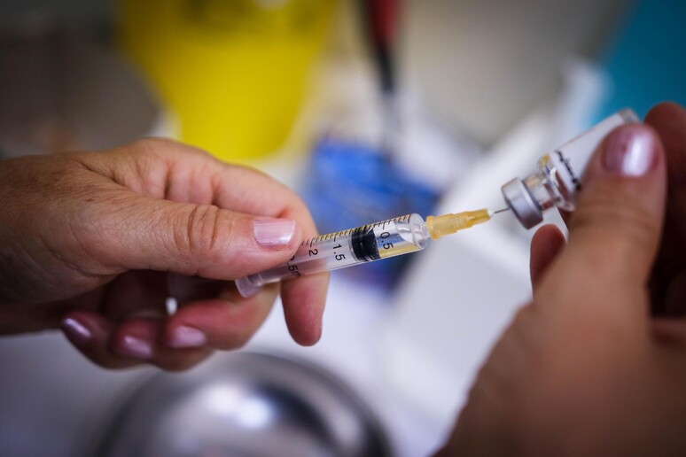 Bimba è a rischio, classe e maestri si vaccinano - RIPRODUZIONE RISERVATA