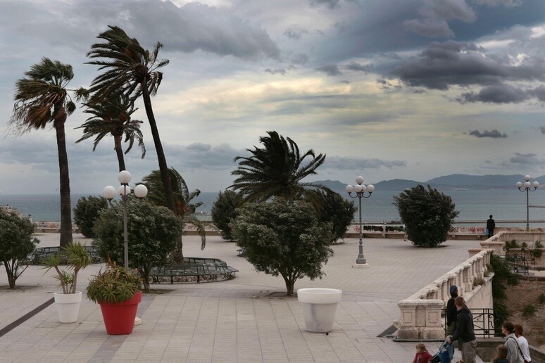 Maltempo: forte vento a Cagliari - RIPRODUZIONE RISERVATA
