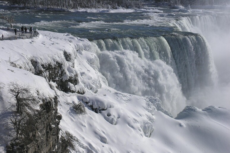 Le cascate del Niagara ghiacciate in una foto di archivio © ANSA/EPA