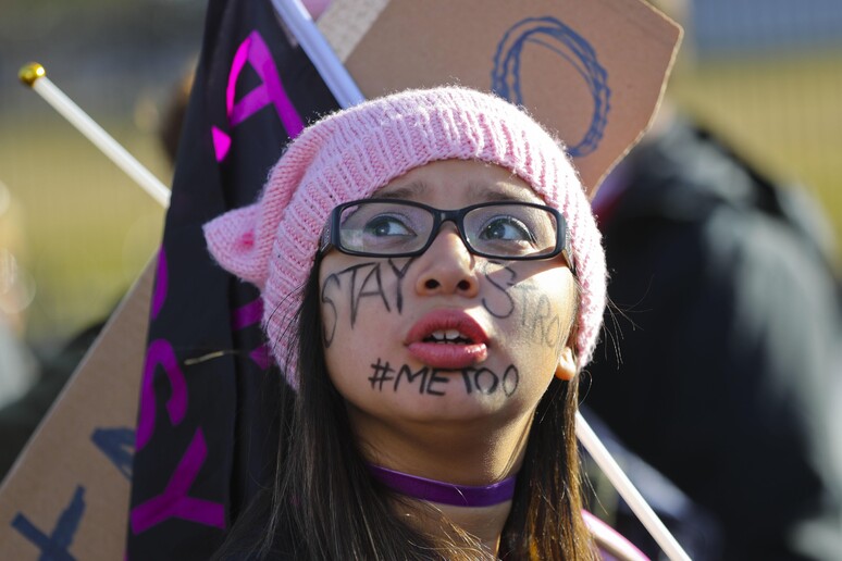 Una ragazza partecipa alla marcia delle donne a Washington © ANSA/AP