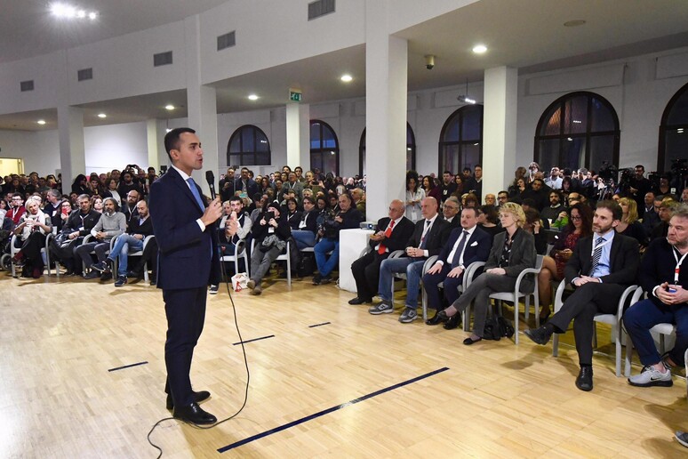 Il candidato premier M5S, Luigi Di Maio, al panel di chiusura del Villaggio Rousseau di Pescara - RIPRODUZIONE RISERVATA