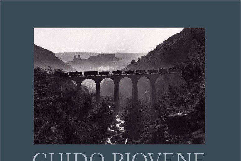 La copertina del  'Viaggio in Italia ' di Guido Piovene - RIPRODUZIONE RISERVATA