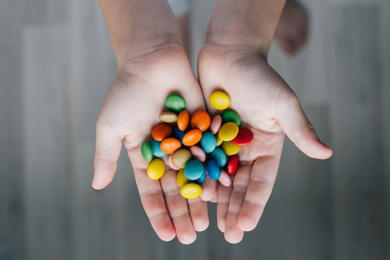 Troppi snack e dolci a 2 anni, rischio carie raddoppia a 5 - RIPRODUZIONE RISERVATA