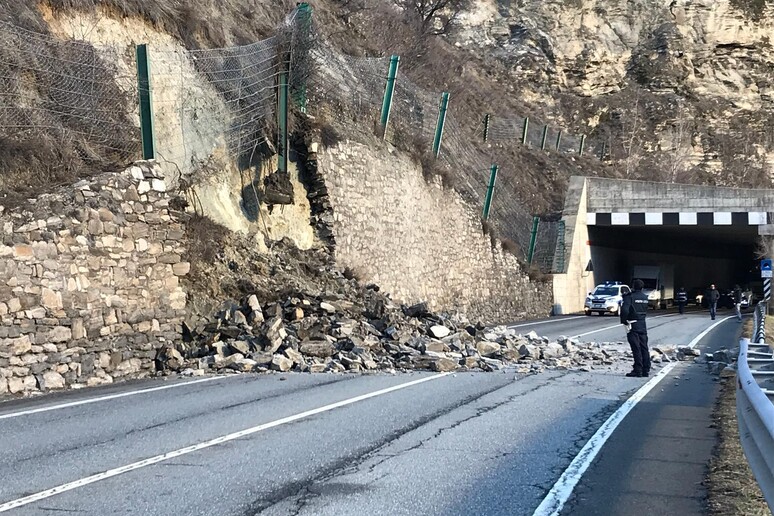 Crolla muretto Ss Saint-Pierre (Aosta), strada chiusa - RIPRODUZIONE RISERVATA