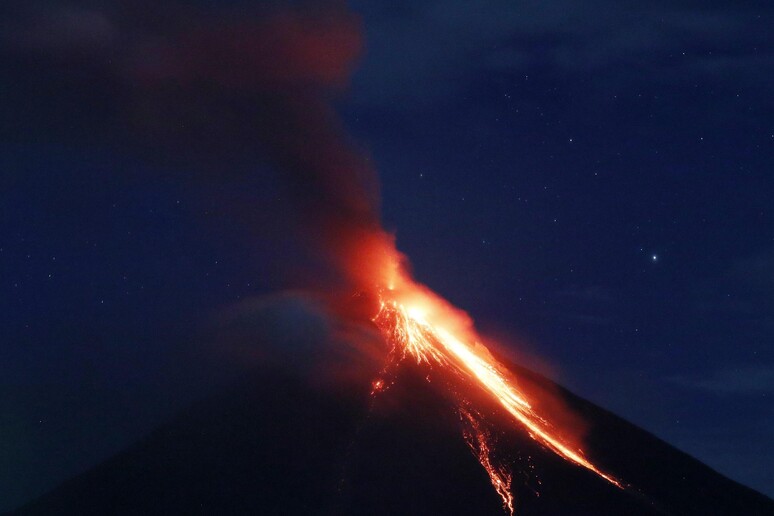La lava dal vulcano Mayon eruttato nelle Filippine © ANSA/EPA