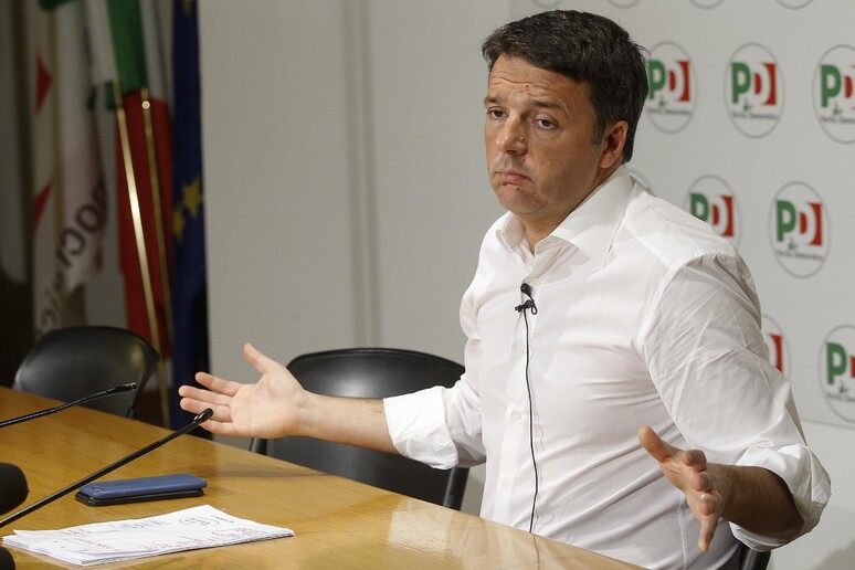 Il segretario del Partito Democratico, Matteo Renzi, durante la conferenza stampa in occasione della  presentazione delle liste dei candidati alle prossime elezioni politiche, Roma, 27 gennaio 2018 - RIPRODUZIONE RISERVATA