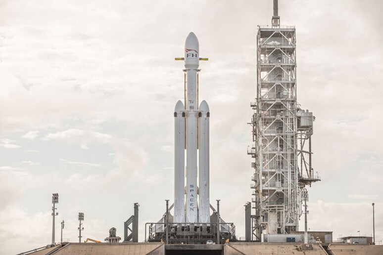 Il Falcon Heavy sulla rampa di lancio nel Kennedy Space Center, a Cape Canaveral (fonte: Space X) - RIPRODUZIONE RISERVATA