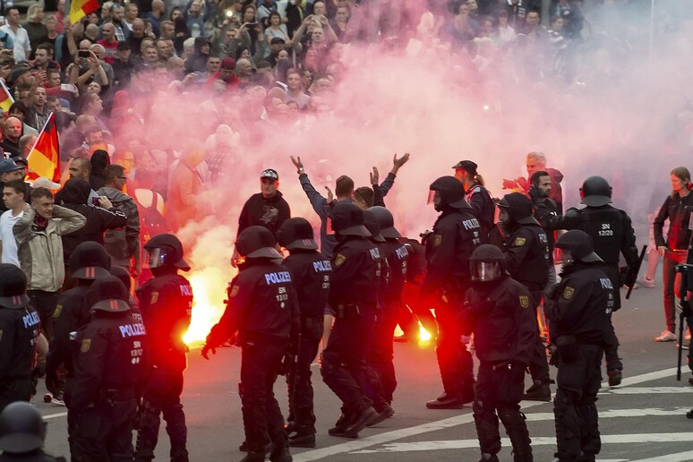 Germania: pianificavano attentati a stranieri, 6 arresti © ANSA/AP