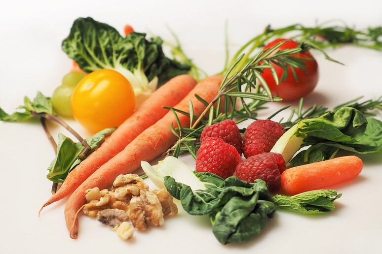 Mangiare frutta e verdura fresche e crude fa bene alla salute mentale e allontana lo stess (fonte: Pixabay) - RIPRODUZIONE RISERVATA