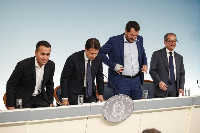 Il ministro dellEconomia Giovanni Tria, il presidente del Consiglio Giuseppe Conte, i vicepremier Luigi Di Maio, e Matteo Salvini - RIPRODUZIONE RISERVATA