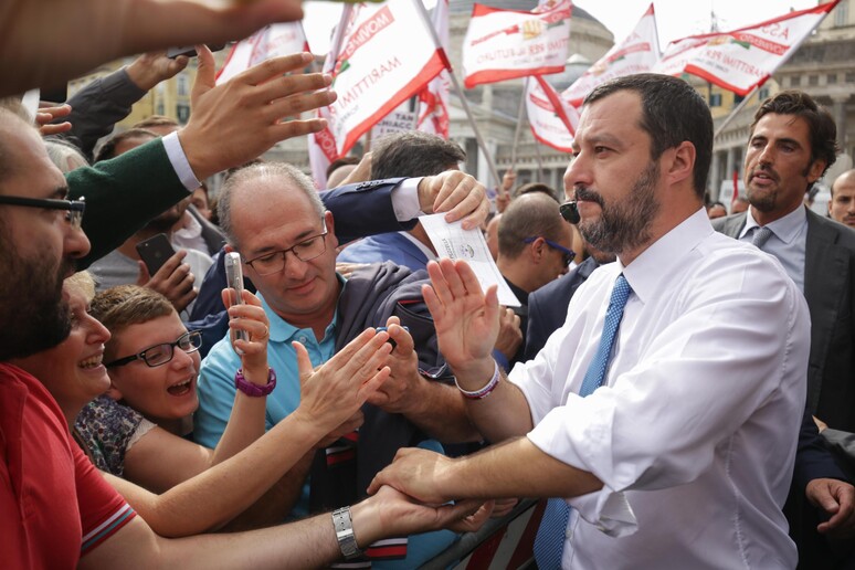 Matteo Salvini, ministro dell 'Interno, all 'uscita dalla Prefettura di Napoli, al termine della conferenza stampa seguita al Comitato per la sicurezza, Napoli, 2 ottobre 2018 - RIPRODUZIONE RISERVATA