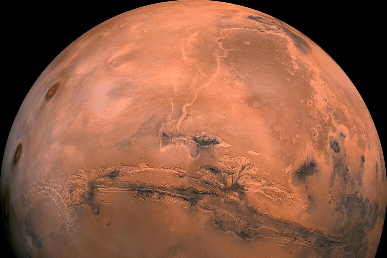 L 'acqua nascosta sotto la superficie di Marte ha le condizioni per contenere ossigeno e, con esso, forme di vita finora impensabili sul pianeta rosso © ANSA/EPA