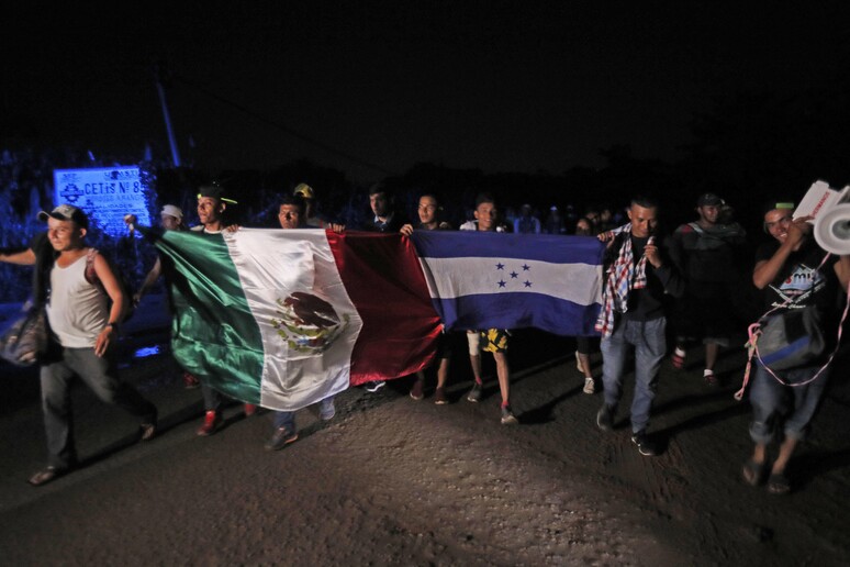 Carovana di migranti in viaggio da Messico e Honduras © ANSA/AP