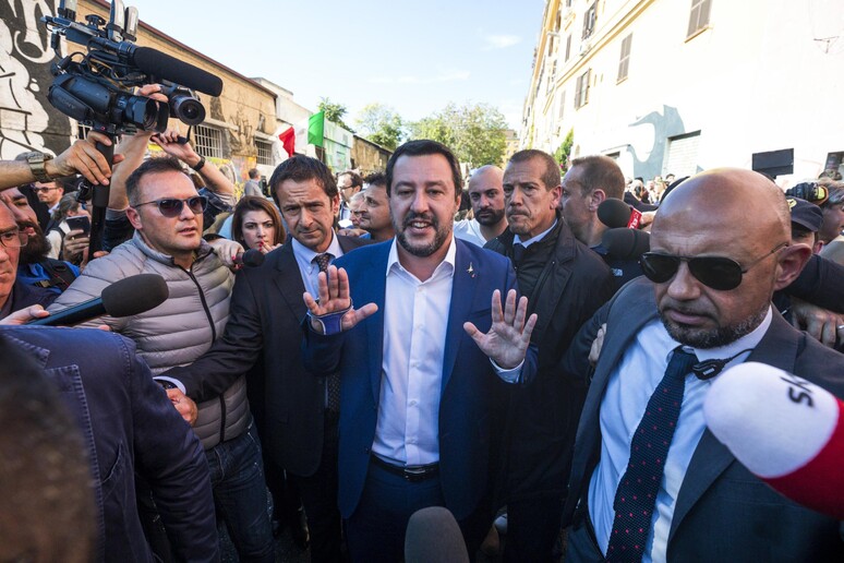 Il ministro dell 'Interno e vicepremier Matteo Salvini al suo arrivo al complesso abbandonato in via dei Lucani a San Lorenzo - RIPRODUZIONE RISERVATA