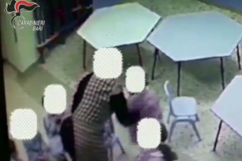 Un fermo immagine dal video dei Carabinieri sulle maestre che maltrattavano i bambini a Bari - RIPRODUZIONE RISERVATA