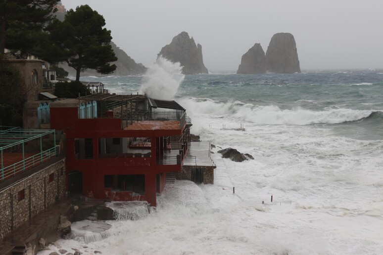 Maltempo: vento forte e violenta mareggiata a Capri - RIPRODUZIONE RISERVATA