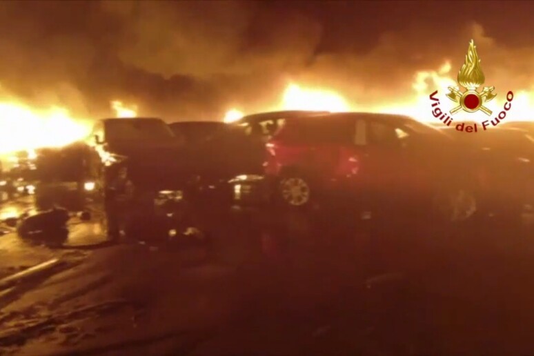 Incendio nel terminal auto di Savona, distrutte anche Maserati - RIPRODUZIONE RISERVATA
