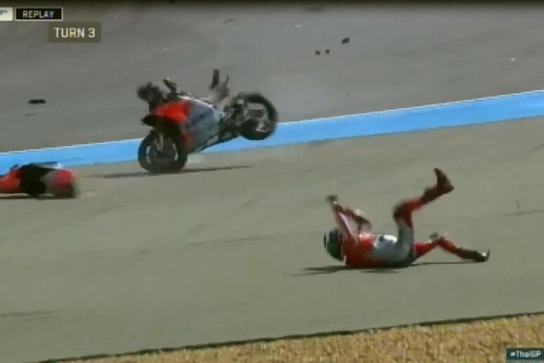 Un fermo immagine preso da Sky Sport mostra un momento della spaventosa caduta in cui rimasto  coinvolto Jorge Lorenzo nel finale delle seconde libere del Gran Premio della Thailandia. 5 ottobre  2018 - RIPRODUZIONE RISERVATA