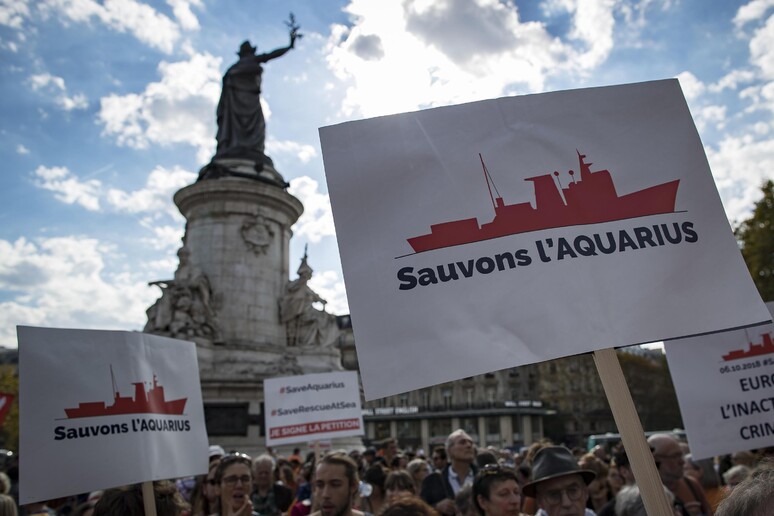 Migranti, migliaia in piazza in Europa per l 'Aquarius © ANSA/EPA