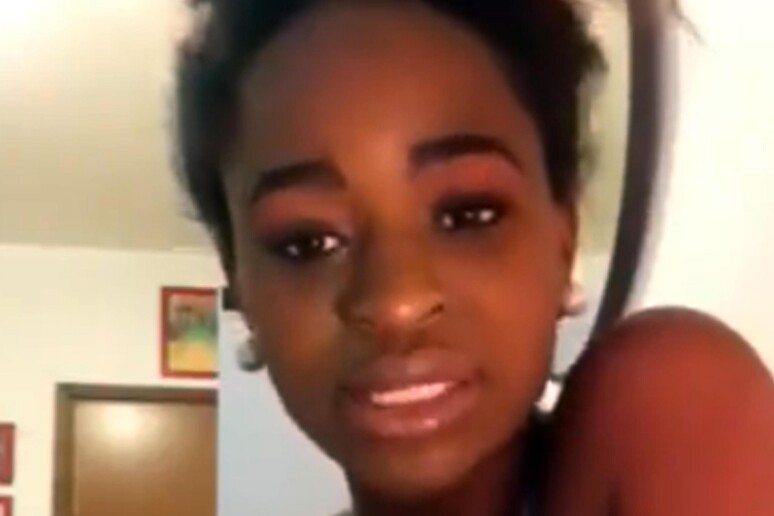 La ragazza che ha denunciato l 'episodio di discriminazione in un frame tratto dal video che ha postato su Fb - RIPRODUZIONE RISERVATA