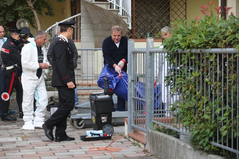 Inquirenti e necrofori all 'esterno dell 'abitazione dove un uomo di 43 anni è stato trovato morto nella notte a Castiglione di Cervia, nel Ravennate, 07 ottobre 2018. ANSA/PASQUALE BOVE - RIPRODUZIONE RISERVATA