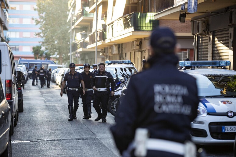 Foto d 'archivio di una operazione di polizia e carabinieri a Ostia - RIPRODUZIONE RISERVATA