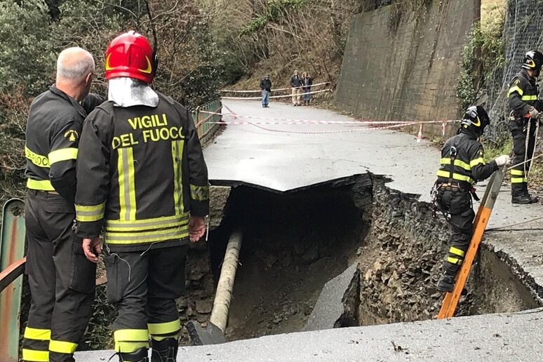 Frazione isolata a Genova per crollo strada dopo forti piogge - RIPRODUZIONE RISERVATA