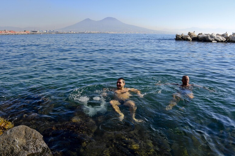 Estate San Martino, tuffi e nuotate su lungomare Napoli - RIPRODUZIONE RISERVATA