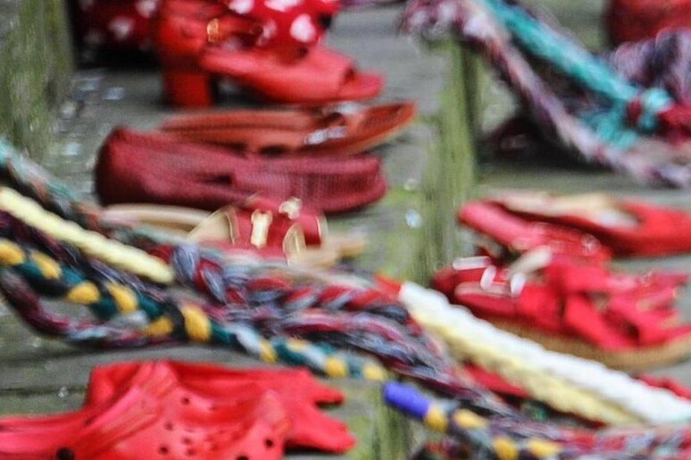 Scarpe rosse simbolo della violenza sulle donne - RIPRODUZIONE RISERVATA