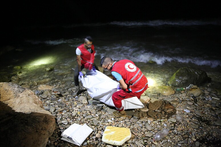 Un migrante morto in mare in una foto di archivio - RIPRODUZIONE RISERVATA