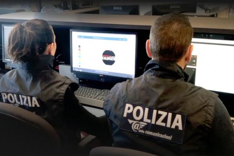 Polizia a Milano - RIPRODUZIONE RISERVATA