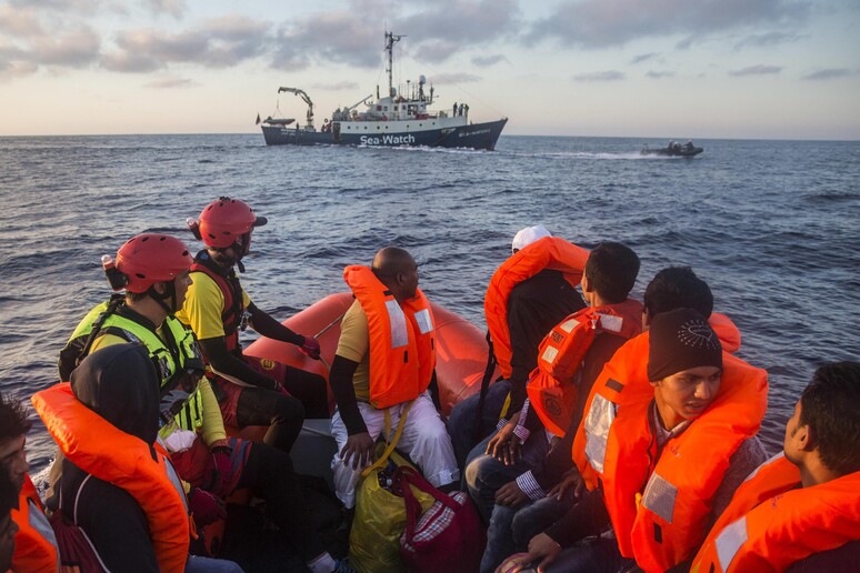 Operazioni di salvataggio di migranti in mare, archivio © ANSA/AP