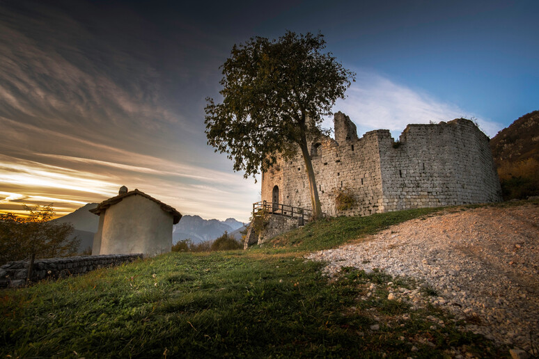 I resti del castello di Toppo dominano la pedemontana pordenonese - RIPRODUZIONE RISERVATA