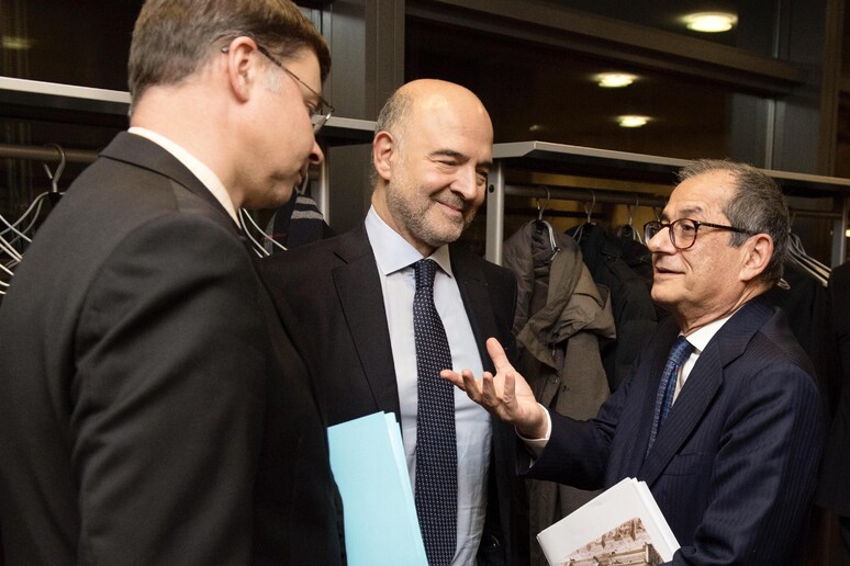 Il vicepresidente della Commissione Ue Valdis Dombrovskis, il commissario Ue per gli affari  economici Pierre Moscovici e il ministro dell 'Economia Giovanni Tria - RIPRODUZIONE RISERVATA