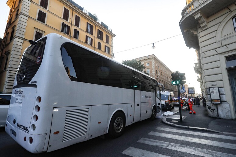 Un bus turistico a Roma - RIPRODUZIONE RISERVATA