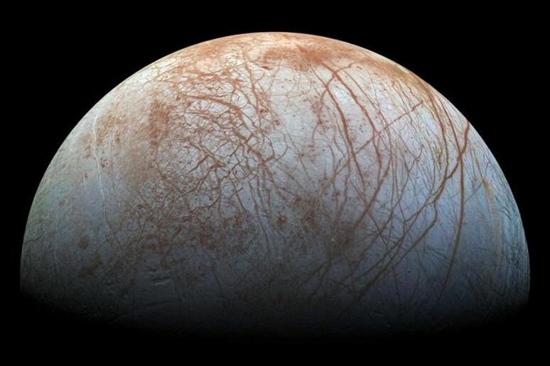 Europa, la luna di Giove che sotto la superficie ghiacciata nasconde un oceano sommerso che potrebbe ospitare la vita (fonte: NASA/JPL-Caltech/SETI Institute) - RIPRODUZIONE RISERVATA