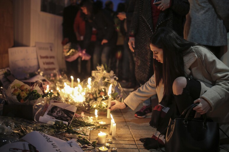 Candele a Rabat per le due turiste uccise © ANSA/AP