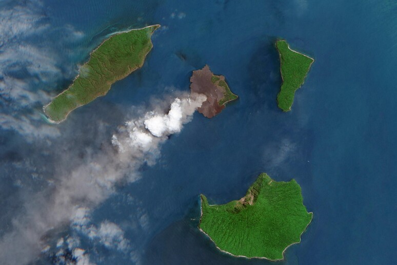 Indonesia 's Mount Krakatoa erupts in the Sunda Strait © ANSA/EPA