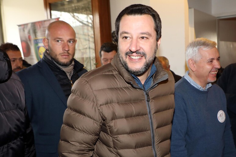Il ministro dell 'Interno Matteo Salvini all 'istituto Cardinal Ferrari dove vengono distribuiti i  pasti ai meno abbienti - RIPRODUZIONE RISERVATA