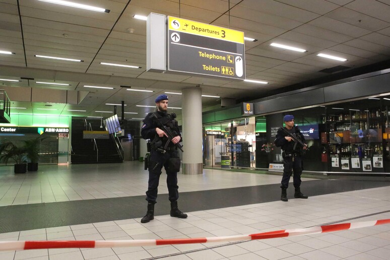 Polizia nell 'aeroporto di Schiphol in una foto d 'archivio © ANSA/EPA