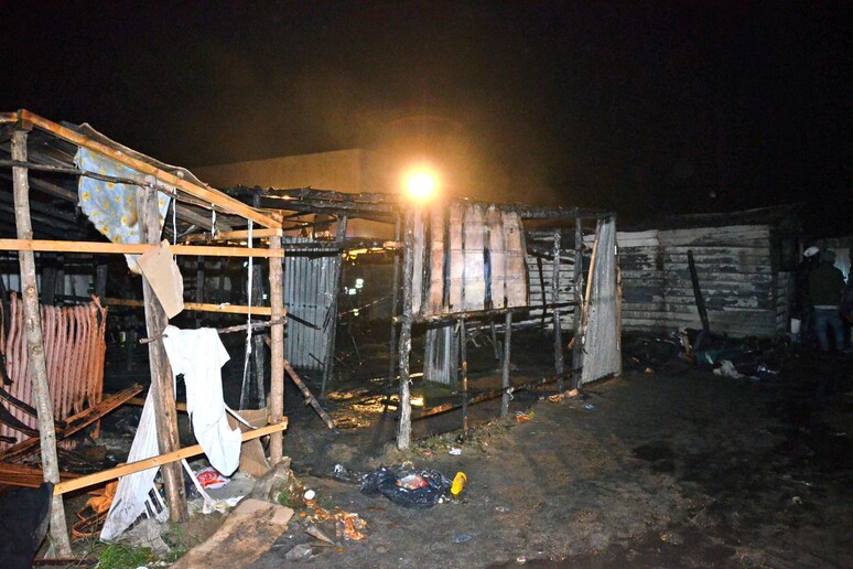 Migranti: incendio in tendopoli S.Ferdinando, un morto - RIPRODUZIONE RISERVATA